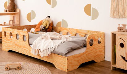 Drewniane łóżko z barierkami TILA 5 wykonane ze sklejki sosnowej w kolorze lakierowanego drewna z wejściem po prawej stronie